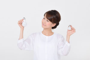 LEDと蛍光灯の違いとは?経済性や光色などそれぞれの特徴を比較分析!