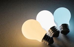 LED蛍光灯の電球色をシーン別に解説！昼光色、昼白色、電球色の違いを説明。これでLED選びも楽々に！