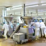 工場のホコリや粉塵の問題を解決。水洗いできる業務用エアコンのメリット