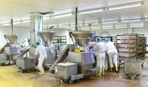 工場のホコリや粉塵の問題を解決。水洗いできる業務用エアコンのメリット