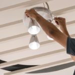 LED照明をつけるイメージ